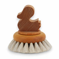 Iris Hantverk(イリス・ハントバーク)は、スウェーデン・エンシェーデの工房を拠点に、視覚障がいを持つ職人たちが伝統的な技法でブラシを手作りしているブランドです。現在は17名のスタッフのうち6名が視覚障がい者であり、さらにエストニアの職人とも協力しています。ブラシはストックホルムの直営店やオンラインショップ、スウェーデン国内外の卸先を通じて販売されています。1950年代から続く視覚障がい者の支援制度が2012年に打ち切られたことをきっかけに、長年会社に携わっていたリチャード・スパレンホークとサラ・エードヘルが経営を引き継ぎました。手作業で作られる天然素材のブラシは、高品質で温もりある使い心地が魅力です。Iris Hantverkは、「機能性と美しいデザイン、伝統技術と天然素材が融合した製品を通じて、ブラシ製造の職人技を次世代に継承すること」をビジョンに掲げています。