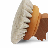 Iris Hantverk(イリス・ハントバーク)は、スウェーデン・エンシェーデの工房を拠点に、視覚障がいを持つ職人たちが伝統的な技法でブラシを手作りしているブランドです。現在は17名のスタッフのうち6名が視覚障がい者であり、さらにエストニアの職人とも協力しています。ブラシはストックホルムの直営店やオンラインショップ、スウェーデン国内外の卸先を通じて販売されています。1950年代から続く視覚障がい者の支援制度が2012年に打ち切られたことをきっかけに、長年会社に携わっていたリチャード・スパレンホークとサラ・エードヘルが経営を引き継ぎました。手作業で作られる天然素材のブラシは、高品質で温もりある使い心地が魅力です。Iris Hantverkは、「機能性と美しいデザイン、伝統技術と天然素材が融合した製品を通じて、ブラシ製造の職人技を次世代に継承すること」をビジョンに掲げています。