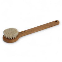 Iris Hantverk(イリス・ハントバーク)は、スウェーデン・エンシェーデの工房を拠点に、視覚障がいを持つ職人たちが伝統的な技法でブラシを手作りしているブランドです。現在は17名のスタッフのうち6名が視覚障がい者であり、さらにエストニアの職人とも協力しています。ブラシはストックホルムの直営店やオンラインショップ、スウェーデン国内外の卸先を通じて販売されています。1950年代から続く視覚障がい者の支援制度が2012年に打ち切られたことをきっかけに、長年会社に携わっていたリチャード・スパレンホークとサラ・エードヘルが経営を引き継ぎました。手作業で作られる天然素材のブラシは、高品質で温もりある使い心地が魅力です。Iris Hantverkは、「機能性と美しいデザイン、伝統技術と天然素材が融合した製品を通じて、ブラシ製造の職人技を次世代に継承すること」をビジョンに掲げています。