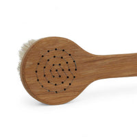 Iris Hantverk(イリス・ハントバーク)は、スウェーデン・エンシェーデの工房を拠点に、視覚障がいを持つ職人たちが伝統的な技法でブラシを手作りしているブランドです。現在は17名のスタッフのうち6名が視覚障がい者であり、さらにエストニアの職人とも協力しています。ブラシはストックホルムの直営店やオンラインショップ、スウェーデン国内外の卸先を通じて販売されています。1950年代から続く視覚障がい者の支援制度が2012年に打ち切られたことをきっかけに、長年会社に携わっていたリチャード・スパレンホークとサラ・エードヘルが経営を引き継ぎました。手作業で作られる天然素材のブラシは、高品質で温もりある使い心地が魅力です。Iris Hantverkは、「機能性と美しいデザイン、伝統技術と天然素材が融合した製品を通じて、ブラシ製造の職人技を次世代に継承すること」をビジョンに掲げています。