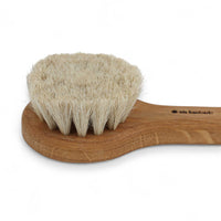 Iris Hantverk(イリス・ハントバーク)は、スウェーデン・エンシェーデの工房を拠点に、視覚障がいを持つ職人たちが伝統的な技法でブラシを手作りしているブランドです。現在は17名のスタッフのうち6名が視覚障がい者であり、さらにエストニアの職人とも協力しています。ブラシはストックホルムの直営店やオンラインショップ、スウェーデン国内外の卸先を通じて販売されています。1950年代から続く視覚障がい者の支援制度が2012年に打ち切られたことをきっかけに、長年会社に携わっていたリチャード・スパレンホークとサラ・エードヘルが経営を引き継ぎました。手作業で作られる天然素材のブラシは、高品質で温もりある使い心地が魅力です。Iris Hantverkは、「機能性と美しいデザイン、伝統技術と天然素材が融合した製品を通じて、ブラシ製造の職人技を次世代に継承すること」をビジョンに掲げています。