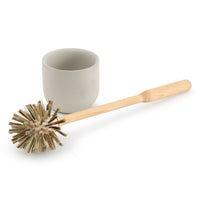 Iris Hantverk(イリス・ハントバーク)は、スウェーデン・エンシェーデの工房を拠点に、視覚障がいを持つ職人たちが伝統的な技法でブラシを手作りしているブランドです。現在は17名のスタッフのうち6名が視覚障がい者であり、さらにエストニアの職人とも協力しています。ブラシはストックホルムの直営店やオンラインショップ、スウェーデン国内外の卸先を通じて販売されています。1950年代から続く視覚障がい者の支援制度が2012年に打ち切られたことをきっかけに、長年会社に携わっていたリチャード・スパレンホークとサラ・エードヘルが経営を引き継ぎました。手作業で作られる天然素材のブラシは、高品質で温もりある使い心地が魅力です。Iris Hantverkは、「機能性と美しいデザイン、伝統技術と天然素材が融合した製品を通じて、ブラシ製造の職人技を次世代に継承すること」をビジョンに掲げています。