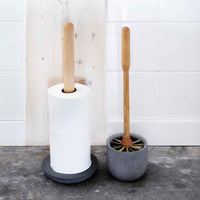 Iris Hantverk(イリス・ハントバーク)は、スウェーデン・エンシェーデの工房を拠点に、視覚障がいを持つ職人たちが伝統的な技法でブラシを手作りしているブランドです。現在は17名のスタッフのうち6名が視覚障がい者であり、さらにエストニアの職人とも協力しています。ブラシはストックホルムの直営店やオンラインショップ、スウェーデン国内外の卸先を通じて販売されています。1950年代から続く視覚障がい者の支援制度が2012年に打ち切られたことをきっかけに、長年会社に携わっていたリチャード・スパレンホークとサラ・エードヘルが経営を引き継ぎました。手作業で作られる天然素材のブラシは、高品質で温もりある使い心地が魅力です。Iris Hantverkは、「機能性と美しいデザイン、伝統技術と天然素材が融合した製品を通じて、ブラシ製造の職人技を次世代に継承すること」をビジョンに掲げています。