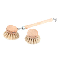 Iris Hantverk(イリス・ハントバーク)は、スウェーデン・エンシェーデの工房を拠点に、視覚障がいを持つ職人たちが伝統的な技法でブラシを手作りしているブランドです。現在は17名のスタッフのうち6名が視覚障がい者であり、さらにエストニアの職人とも協力しています。ブラシはストックホルムの直営店やオンラインショップ、スウェーデン国内外の卸先を通じて販売されています。1950年代から続く視覚障がい者の支援制度が2012年に打ち切られたことをきっかけに、長年会社に携わっていたリチャード・スパレンホークとサラ・エードヘルが経営を引き継ぎました。手作業で作られる天然素材のブラシは、高品質で温もりある使い心地が魅力です。Iris Hantverkは、「機能性と美しいデザイン、伝統技術と天然素材が融合した製品を通じて、ブラシ製造の職人技を次世代に継承すること」をビジョンに掲げています。