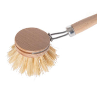 Iris Hantverk(イリス・ハントバーク)は、スウェーデン・エンシェーデの工房を拠点に、視覚障がいを持つ職人たちが伝統的な技法でブラシを手作りしているブランドです。現在は17名のスタッフのうち6名が視覚障がい者であり、さらにエストニアの職人とも協力しています。ブラシはストックホルムの直営店やオンラインショップ、スウェーデン国内外の卸先を通じて販売されています。1950年代から続く視覚障がい者の支援制度が2012年に打ち切られたことをきっかけに、長年会社に携わっていたリチャード・スパレンホークとサラ・エードヘルが経営を引き継ぎました。手作業で作られる天然素材のブラシは、高品質で温もりある使い心地が魅力です。Iris Hantverkは、「機能性と美しいデザイン、伝統技術と天然素材が融合した製品を通じて、ブラシ製造の職人技を次世代に継承すること」をビジョンに掲げています。