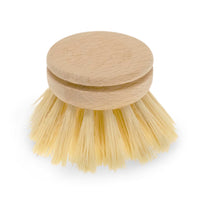 Iris Hantverk(イリス・ハントバーク)は、スウェーデン・エンシェーデの工房を拠点に、視覚障がいを持つ職人たちが伝統的な技法でブラシを手作りしているブランドです。現在は17名のスタッフのうち6名が視覚障がい者であり、さらにエストニアの職人とも協力しています。ブラシはストックホルムの直営店やオンラインショップ、スウェーデン国内外の卸先を通じて販売されています。1950年代から続く視覚障がい者の支援制度が2012年に打ち切られたことをきっかけに、長年会社に携わっていたリチャード・スパレンホークとサラ・エードヘルが経営を引き継ぎました。手作業で作られる天然素材のブラシは、高品質で温もりある使い心地が魅力です。Iris Hantverkは、「機能性と美しいデザイン、伝統技術と天然素材が融合した製品を通じて、ブラシ製造の職人技を次世代に継承すること」をビジョンに掲げています。