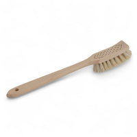 Iris Hantverk(イリス・ハントバーク)は、スウェーデン・エンシェーデの工房を拠点に、視覚障がいを持つ職人たちが伝統的な技法でブラシを手作りしているブランドです。現在は17名のスタッフのうち6名が視覚障がい者であり、さらにエストニアの職人とも協力しています。ブラシはストックホルムの直営店やオンラインショップ、スウェーデン国内外の卸先を通じて販売されています。1950年代から続く視覚障がい者の支援制度が2012年に打ち切られたことをきっかけに、長年会社に携わっていたリチャード・スパレンホークとサラ・エードヘルが経営を引き継ぎました。手作業で作られる天然素材のブラシは、高品質で温もりある使い心地が魅力です。Iris Hantverkは、「機能性と美しいデザイン、伝統技術と天然素材が融合した製品を通じて、ブラシ製造の職人技を次世代に継承すること」をビジョンに掲げています。