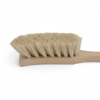 Iris Hantverk(イリス・ハントバーク)は、スウェーデン・エンシェーデの工房を拠点に、視覚障がいを持つ職人たちが伝統的な技法でブラシを手作りしているブランドです。現在は17名のスタッフのうち6名が視覚障がい者であり、さらにエストニアの職人とも協力しています。ブラシはストックホルムの直営店やオンラインショップ、スウェーデン国内外の卸先を通じて販売されています。1950年代から続く視覚障がい者の支援制度が2012年に打ち切られたことをきっかけに、長年会社に携わっていたリチャード・スパレンホークとサラ・エードヘルが経営を引き継ぎました。手作業で作られる天然素材のブラシは、高品質で温もりある使い心地が魅力です。Iris Hantverkは、「機能性と美しいデザイン、伝統技術と天然素材が融合した製品を通じて、ブラシ製造の職人技を次世代に継承すること」をビジョンに掲げています。