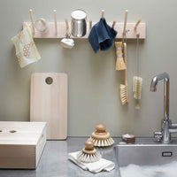 Iris Hantverk(イリス・ハントバーク)は、スウェーデン・エンシェーデの工房を拠点に、視覚障がいを持つ職人たちが伝統的な技法でブラシを手作りしているブランドです。現在は17名のスタッフのうち6名が視覚障がい者であり、さらにエストニアの職人とも協力しています。ブラシはストックホルムの直営店やオンラインショップ、スウェーデン国内外の卸先を通じて販売されています。1950年代から続く視覚障がい者の支援制度が2012年に打ち切られたことをきっかけに、長年会社に携わっていたリチャード・スパレンホークとサラ・エードヘルが経営を引き継ぎました。手作業で作られる天然素材のブラシは、高品質で温もりある使い心地が魅力です。Iris Hantverkは、「機能性と美しいデザイン、伝統技術と天然素材が融合した製品を通じて、ブラシ製造の職人技を次世代に継承すること」をビジョンに掲げています。