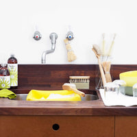 Iris Hantverk(イリス・ハントバーク)は、スウェーデン・エンシェーデの工房を拠点に、視覚障がいを持つ職人たちが伝統的な技法でブラシを手作りしているブランドです。現在は17名のスタッフのうち6名が視覚障がい者であり、さらにエストニアの職人とも協力しています。ブラシはストックホルムの直営店やオンラインショップ、スウェーデン国内外の卸先を通じて販売されています。1950年代から続く視覚障がい者の支援制度が2012年に打ち切られたことをきっかけに、長年会社に携わっていたリチャード・スパレンホークとサラ・エードヘルが経営を引き継ぎました。手作業で作られる天然素材のブラシは、高品質で温もりある使い心地が魅力です。Iris Hantverkは、「機能性と美しいデザイン、伝統技術と天然素材が融合した製品を通じて、ブラシ製造の職人技を次世代に継承すること」をビジョンに掲げています。