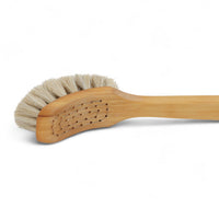 Iris Hantverk(イリス・ハントバーク)は、スウェーデン・エンシェーデの工房を拠点に、視覚障がいを持つ職人たちが伝統的な技法でブラシを手作りしているブランドです。現在は17名のスタッフのうち6名が視覚障がい者であり、さらにエストニアの職人とも協力しています。ブラシはストックホルムの直営店やオンラインショップ、スウェーデン国内外の卸先を通じて販売されています。1950年代から続く視覚障がい者の支援制度が2012年に打ち切られたことをきっかけに、長年会社に携わっていたリチャード・スパレンホークとサラ・エードヘルが経営を引き継ぎました。手作業で作られる天然素材のブラシは、高品質で温もりある使い心地が魅力です。Iris Hantverkは、「機能性と美しいデザイン、伝統技術と天然素材が融合した製品を通じて、ブラシ製造の職人技を次世代に継承すること」をビジョンに掲げています。