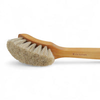 Iris Hantverk(イリス・ハントバーク)は、スウェーデン・エンシェーデの工房を拠点に、視覚障がいを持つ職人たちが伝統的な技法でブラシを手作りしているブランドです。現在は17名のスタッフのうち6名が視覚障がい者であり、さらにエストニアの職人とも協力しています。ブラシはストックホルムの直営店やオンラインショップ、スウェーデン国内外の卸先を通じて販売されています。1950年代から続く視覚障がい者の支援制度が2012年に打ち切られたことをきっかけに、長年会社に携わっていたリチャード・スパレンホークとサラ・エードヘルが経営を引き継ぎました。手作業で作られる天然素材のブラシは、高品質で温もりある使い心地が魅力です。Iris Hantverkは、「機能性と美しいデザイン、伝統技術と天然素材が融合した製品を通じて、ブラシ製造の職人技を次世代に継承すること」をビジョンに掲げています。