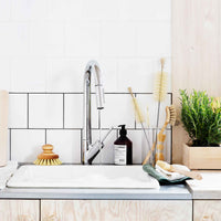 Iris Hantverk(イリス・ハントバーク)は、スウェーデン・エンシェーデの工房を拠点に、視覚障がいを持つ職人たちが伝統的な技法でブラシを手作りしているブランドです。現在は17名のスタッフのうち6名が視覚障がい者であり、さらにエストニアの職人とも協力しています。ブラシはストックホルムの直営店やオンラインショップ、スウェーデン国内外の卸先を通じて販売されています。1950年代から続く視覚障がい者の支援制度が2012年に打ち切られたことをきっかけに、長年会社に携わっていたリチャード・スパレンホークとサラ・エードヘルが経営を引き継ぎました。手作業で作られる天然素材のブラシは、高品質で温もりある使い心地が魅力です。Iris Hantverkは、「機能性と美しいデザイン、伝統技術と天然素材が融合した製品を通じて、ブラシ製造の職人技を次世代に継承すること」をビジョンに掲げています。