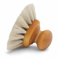 Iris Hantverk(イリス・ハントバーク)は、スウェーデン・エンシェーデの工房を拠点に、視覚障がいを持つ職人たちが伝統的な技法でブラシを手作りしているブランドです。現在は17名のスタッフのうち6名が視覚障がい者であり、さらにエストニアの職人とも協力しています。ブラシはストックホルムの直営店やオンラインショップ、スウェーデン国内外の卸先を通じて販売されています。1950年代から続く視覚障がい者の支援制度が2012年に打ち切られたことをきっかけに、長年会社に携わっていたリチャード・スパレンホークとサラ・エードヘルが経営を引き継ぎました。手作業で作られる天然素材のブラシは、高品質で温もりある使い心地が魅力です。Iris Hantverkは、「機能性と美しいデザイン、伝統技術と天然素材が融合した製品を通じて、ブラシ製造の職人技を次世代に継承すること」をビジョンに掲げています。