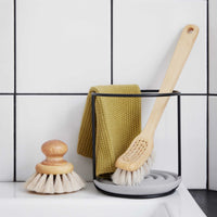 Iris Hantverk(イリス・ハントバーク)は、スウェーデン・エンシェーデの工房を拠点に、視覚障がいを持つ職人たちが伝統的な技法でブラシを手作りしているブランドです。現在は17名のスタッフのうち6名が視覚障がい者であり、さらにエストニアの職人とも協力しています。ブラシはストックホルムの直営店やオンラインショップ、スウェーデン国内外の卸先を通じて販売されています。1950年代から続く視覚障がい者の支援制度が2012年に打ち切られたことをきっかけに、長年会社に携わっていたリチャード・スパレンホークとサラ・エードヘルが経営を引き継ぎました。手作業で作られる天然素材のブラシは、高品質で温もりある使い心地が魅力です。Iris Hantverkは、「機能性と美しいデザイン、伝統技術と天然素材が融合した製品を通じて、ブラシ製造の職人技を次世代に継承すること」をビジョンに掲げています。