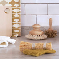 Iris Hantverk(イリス・ハントバーク)は、スウェーデン・エンシェーデの工房を拠点に、視覚障がいを持つ職人たちが伝統的な技法でブラシを手作りしているブランドです。現在は17名のスタッフのうち6名が視覚障がい者であり、さらにエストニアの職人とも協力しています。ブラシはストックホルムの直営店やオンラインショップ、スウェーデン国内外の卸先を通じて販売されています。1950年代から続く視覚障がい者の支援制度が2012年に打ち切られたことをきっかけに、長年会社に携わっていたリチャード・スパレンホークとサラ・エードヘルが経営を引き継ぎました。手作業で作られる天然素材のブラシは、高品質で温もりある使い心地が魅力です。Iris Hantverkは、「機能性と美しいデザイン、伝統技術と天然素材が融合した製品を通じて、ブラシ製造の職人技を次世代に継承すること」をビジョンに掲げています。