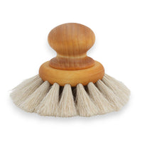 Iris Hantverk(イリス・ハントバーク)は、スウェーデン・エンシェーデの工房を拠点に、視覚障がいを持つ職人たちが伝統的な技法でブラシを手作りしているブランドです。現在は17名のスタッフのうち6名が視覚障がい者であり、さらにエストニアの職人とも協力しています。ブラシはストックホルムの直営店やオンラインショップ、スウェーデン国内外の卸先を通じて販売されています。1950年代から続く視覚障がい者の支援制度が2012年に打ち切られたことをきっかけに、長年会社に携わっていたリチャード・スパレンホークとサラ・エードヘルが経営を引き継ぎました。手作業で作られる天然素材のブラシは、高品質で温もりある使い心地が魅力です。Iris Hantverkは、「機能性と美しいデザイン、伝統技術と天然素材が融合した製品を通じて、ブラシ製造の職人技を次世代に継承すること」をビジョンに掲げています。