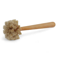 Iris Hantverk(イリス・ハントバーク)は、スウェーデン・エンシェーデの工房を拠点に、視覚障がいを持つ職人たちが伝統的な技法でブラシを手作りしているブランドです。現在は17名のスタッフのうち6名が視覚障がい者であり、さらにエストニアの職人とも協力しています。ブラシはストックホルムの直営店やオンラインショップ、スウェーデン国内外の卸先を通じて販売されています。1950年代から続く視覚障がい者の支援制度が2012年に打ち切られたことをきっかけに、長年会社に携わっていたリチャード・スパレンホークとサラ・エードヘルが経営を引き継ぎました。手作業で作られる天然素材のブラシは、高品質で温もりある使い心地が魅力です。Iris Hantverkは、「機能性と美しいデザイン、伝統技術と天然素材が融合した製品を通じて、ブラシ製造の職人技を次世代に継承すること」をビジョンに掲げています。