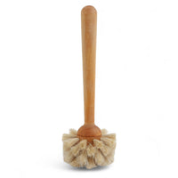 Iris Hantverk(イリス・ハントバーク)は、スウェーデン・エンシェーデの工房を拠点に、視覚障がいを持つ職人たちが伝統的な技法でブラシを手作りしているブランドです。現在は17名のスタッフのうち6名が視覚障がい者であり、さらにエストニアの職人とも協力しています。ブラシはストックホルムの直営店やオンラインショップ、スウェーデン国内外の卸先を通じて販売されています。1950年代から続く視覚障がい者の支援制度が2012年に打ち切られたことをきっかけに、長年会社に携わっていたリチャード・スパレンホークとサラ・エードヘルが経営を引き継ぎました。手作業で作られる天然素材のブラシは、高品質で温もりある使い心地が魅力です。Iris Hantverkは、「機能性と美しいデザイン、伝統技術と天然素材が融合した製品を通じて、ブラシ製造の職人技を次世代に継承すること」をビジョンに掲げています。