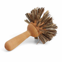 Iris Hantverk(イリス・ハントバーク)は、スウェーデン・エンシェーデの工房を拠点に、視覚障がいを持つ職人たちが伝統的な技法でブラシを手作りしているブランドです。現在は17名のスタッフのうち6名が視覚障がい者であり、さらにエストニアの職人とも協力しています。ブラシはストックホルムの直営店やオンラインショップ、スウェーデン国内外の卸先を通じて販売されています。1950年代から続く視覚障がい者の支援制度が2012年に打ち切られたことをきっかけに、長年会社に携わっていたリチャード・スパレンホークとサラ・エードヘルが経営を引き継ぎました。手作業で作られる天然素材のブラシは、高品質で温もりある使い心地が魅力です。Iris Hantverkは、「機能性と美しいデザイン、伝統技術と天然素材が融合した製品を通じて、ブラシ製造の職人技を次世代に継承すること」をビジョンに掲げています。