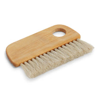 Iris Hantverk(イリス・ハントバーク)は、スウェーデン・エンシェーデの工房を拠点に、視覚障がいを持つ職人たちが伝統的な技法でブラシを手作りしているブランドです。現在は17名のスタッフのうち6名が視覚障がい者であり、さらにエストニアの職人とも協力しています。ブラシはストックホルムの直営店やオンラインショップ、スウェーデン国内外の卸先を通じて販売されています。1950年代から続く視覚障がい者の支援制度が2012年に打ち切られたことをきっかけに、長年会社に携わっていたリチャード・スパレンホークとサラ・エードヘルが経営を引き継ぎました。手作業で作られる天然素材のブラシは、高品質で温もりある使い心地が魅力です。Iris Hantverkは、「機能性と美しいデザイン、伝統技術と天然素材が融合した製品を通じて、ブラシ製造の職人技を次世代に継承すること」をビジョンに掲げています。