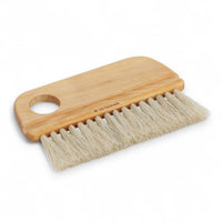 Iris Hantverk(イリス・ハントバーク)は、スウェーデン・エンシェーデの工房を拠点に、視覚障がいを持つ職人たちが伝統的な技法でブラシを手作りしているブランドです。現在は17名のスタッフのうち6名が視覚障がい者であり、さらにエストニアの職人とも協力しています。ブラシはストックホルムの直営店やオンラインショップ、スウェーデン国内外の卸先を通じて販売されています。1950年代から続く視覚障がい者の支援制度が2012年に打ち切られたことをきっかけに、長年会社に携わっていたリチャード・スパレンホークとサラ・エードヘルが経営を引き継ぎました。手作業で作られる天然素材のブラシは、高品質で温もりある使い心地が魅力です。Iris Hantverkは、「機能性と美しいデザイン、伝統技術と天然素材が融合した製品を通じて、ブラシ製造の職人技を次世代に継承すること」をビジョンに掲げています。