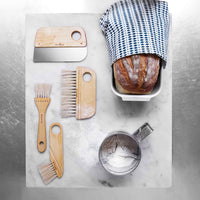 Iris Hantverk(イリス・ハントバーク)は、スウェーデン・エンシェーデの工房を拠点に、視覚障がいを持つ職人たちが伝統的な技法でブラシを手作りしているブランドです。現在は17名のスタッフのうち6名が視覚障がい者であり、さらにエストニアの職人とも協力しています。ブラシはストックホルムの直営店やオンラインショップ、スウェーデン国内外の卸先を通じて販売されています。1950年代から続く視覚障がい者の支援制度が2012年に打ち切られたことをきっかけに、長年会社に携わっていたリチャード・スパレンホークとサラ・エードヘルが経営を引き継ぎました。手作業で作られる天然素材のブラシは、高品質で温もりある使い心地が魅力です。Iris Hantverkは、「機能性と美しいデザイン、伝統技術と天然素材が融合した製品を通じて、ブラシ製造の職人技を次世代に継承すること」をビジョンに掲げています。