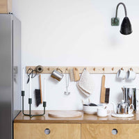 Iris Hantverk(イリス・ハントバーク)は、スウェーデン・エンシェーデの工房を拠点に、視覚障がいを持つ職人たちが伝統的な技法でブラシを手作りしているブランドです。現在は17名のスタッフのうち6名が視覚障がい者であり、さらにエストニアの職人とも協力しています。ブラシはストックホルムの直営店やオンラインショップ、スウェーデン国内外の卸先を通じて販売されています。1950年代から続く視覚障がい者の支援制度が2012年に打ち切られたことをきっかけに、長年会社に携わっていたリチャード・スパレンホークとサラ・エードヘルが経営を引き継ぎました。手作業で作られる天然素材のブラシは、高品質で温もりある使い心地が魅力です。Iris Hantverkは、「機能性と美しいデザイン、伝統技術と天然素材が融合した製品を通じて、ブラシ製造の職人技を次世代に継承すること」をビジョンに掲げています。