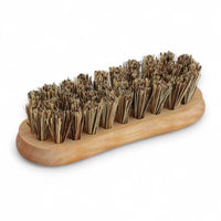 Iris Hantverk(イリス・ハントバーク)は、スウェーデン・エンシェーデの工房を拠点に、視覚障がいを持つ職人たちが伝統的な技法でブラシを手作りしているブランドです。現在は17名のスタッフのうち6名が視覚障がい者であり、さらにエストニアの職人とも協力しています。ブラシはストックホルムの直営店やオンラインショップ、スウェーデン国内外の卸先を通じて販売されています。1950年代から続く視覚障がい者の支援制度が2012年に打ち切られたことをきっかけに、長年会社に携わっていたリチャード・スパレンホークとサラ・エードヘルが経営を引き継ぎました。手作業で作られる天然素材のブラシは、高品質で温もりある使い心地が魅力です。Iris Hantverkは、「機能性と美しいデザイン、伝統技術と天然素材が融合した製品を通じて、ブラシ製造の職人技を次世代に継承すること」をビジョンに掲げています。