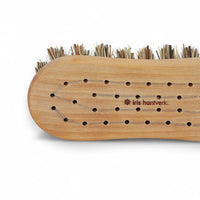 Iris Hantverk(イリス・ハントバーク)は、スウェーデン・エンシェーデの工房を拠点に、視覚障がいを持つ職人たちが伝統的な技法でブラシを手作りしているブランドです。現在は17名のスタッフのうち6名が視覚障がい者であり、さらにエストニアの職人とも協力しています。ブラシはストックホルムの直営店やオンラインショップ、スウェーデン国内外の卸先を通じて販売されています。1950年代から続く視覚障がい者の支援制度が2012年に打ち切られたことをきっかけに、長年会社に携わっていたリチャード・スパレンホークとサラ・エードヘルが経営を引き継ぎました。手作業で作られる天然素材のブラシは、高品質で温もりある使い心地が魅力です。Iris Hantverkは、「機能性と美しいデザイン、伝統技術と天然素材が融合した製品を通じて、ブラシ製造の職人技を次世代に継承すること」をビジョンに掲げています。