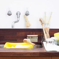 Iris Hantverk(イリス・ハントバーク)は、スウェーデン・エンシェーデの工房を拠点に、視覚障がいを持つ職人たちが伝統的な技法でブラシを手作りしているブランドです。現在は17名のスタッフのうち6名が視覚障がい者であり、さらにエストニアの職人とも協力しています。ブラシはストックホルムの直営店やオンラインショップ、スウェーデン国内外の卸先を通じて販売されています。1950年代から続く視覚障がい者の支援制度が2012年に打ち切られたことをきっかけに、長年会社に携わっていたリチャード・スパレンホークとサラ・エードヘルが経営を引き継ぎました。手作業で作られる天然素材のブラシは、高品質で温もりある使い心地が魅力です。Iris Hantverkは、「機能性と美しいデザイン、伝統技術と天然素材が融合した製品を通じて、ブラシ製造の職人技を次世代に継承すること」をビジョンに掲げています。