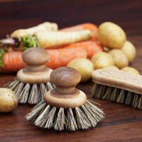 Iris Hantverk(イリス・ハントバーク)は、スウェーデン・エンシェーデの工房を拠点に、視覚障がいを持つ職人たちが伝統的な技法でブラシを手作りしているブランドです。現在は17名のスタッフのうち6名が視覚障がい者であり、さらにエストニアの職人とも協力しています。ブラシはストックホルムの直営店やオンラインショップ、スウェーデン国内外の卸先を通じて販売されています。1950年代から続く視覚障がい者の支援制度が2012年に打ち切られたことをきっかけに、長年会社に携わっていたリチャード・スパレンホークとサラ・エードヘルが経営を引き継ぎました。手作業で作られる天然素材のブラシは、高品質で温もりある使い心地が魅力です。Iris Hantverkは、「機能性と美しいデザイン、伝統技術と天然素材が融合した製品を通じて、ブラシ製造の職人技を次世代に継承すること」をビジョンに掲げています。