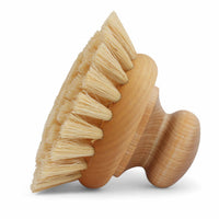 Iris Hantverk(イリス・ハントバーク)は、スウェーデン・エンシェーデの工房を拠点に、視覚障がいを持つ職人たちが伝統的な技法でブラシを手作りしているブランドです。現在は17名のスタッフのうち6名が視覚障がい者であり、さらにエストニアの職人とも協力しています。ブラシはストックホルムの直営店やオンラインショップ、スウェーデン国内外の卸先を通じて販売されています。1950年代から続く視覚障がい者の支援制度が2012年に打ち切られたことをきっかけに、長年会社に携わっていたリチャード・スパレンホークとサラ・エードヘルが経営を引き継ぎました。手作業で作られる天然素材のブラシは、高品質で温もりある使い心地が魅力です。Iris Hantverkは、「機能性と美しいデザイン、伝統技術と天然素材が融合した製品を通じて、ブラシ製造の職人技を次世代に継承すること」をビジョンに掲げています。