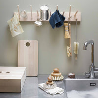 Iris Hantverk(イリス・ハントバーク)は、スウェーデン・エンシェーデの工房を拠点に、視覚障がいを持つ職人たちが伝統的な技法でブラシを手作りしているブランドです。現在は17名のスタッフのうち6名が視覚障がい者であり、さらにエストニアの職人とも協力しています。ブラシはストックホルムの直営店やオンラインショップ、スウェーデン国内外の卸先を通じて販売されています。1950年代から続く視覚障がい者の支援制度が2012年に打ち切られたことをきっかけに、長年会社に携わっていたリチャード・スパレンホークとサラ・エードヘルが経営を引き継ぎました。手作業で作られる天然素材のブラシは、高品質で温もりある使い心地が魅力です。Iris Hantverkは、「機能性と美しいデザイン、伝統技術と天然素材が融合した製品を通じて、ブラシ製造の職人技を次世代に継承すること」をビジョンに掲げています。