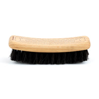 Iris Hantverk(イリス・ハントバーク)は、スウェーデン・エンシェーデの工房を拠点に、視覚障がいを持つ職人たちが伝統的な技法でブラシを手作りしているブランドです。現在は17名のスタッフのうち6名が視覚障がい者であり、さらにエストニアの職人とも協力しています。ブラシはストックホルムの直営店やオンラインショップ、スウェーデン国内外の卸先を通じて販売されています。1950年代から続く視覚障がい者の支援制度が2012年に打ち切られたことをきっかけに、長年会社に携わっていたリチャード・スパレンホークとサラ・エードヘルが経営を引き継ぎました。手作業で作られる天然素材のブラシは、高品質で温もりある使い心地が魅力です。Iris Hantverkは、「機能性と美しいデザイン、伝統技術と天然素材が融合した製品を通じて、ブラシ製造の職人技を次世代に継承すること」をビジョンに掲げています。