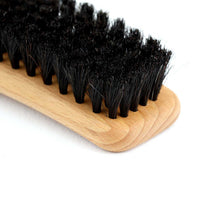 Iris Hantverk(イリス・ハントバーク)は、スウェーデン・エンシェーデの工房を拠点に、視覚障がいを持つ職人たちが伝統的な技法でブラシを手作りしているブランドです。現在は17名のスタッフのうち6名が視覚障がい者であり、さらにエストニアの職人とも協力しています。ブラシはストックホルムの直営店やオンラインショップ、スウェーデン国内外の卸先を通じて販売されています。1950年代から続く視覚障がい者の支援制度が2012年に打ち切られたことをきっかけに、長年会社に携わっていたリチャード・スパレンホークとサラ・エードヘルが経営を引き継ぎました。手作業で作られる天然素材のブラシは、高品質で温もりある使い心地が魅力です。Iris Hantverkは、「機能性と美しいデザイン、伝統技術と天然素材が融合した製品を通じて、ブラシ製造の職人技を次世代に継承すること」をビジョンに掲げています。