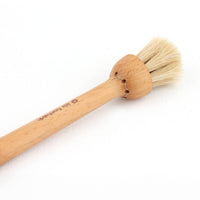 Iris Hantverk(イリス・ハントバーク)は、スウェーデン・エンシェーデの工房を拠点に、視覚障がいを持つ職人たちが伝統的な技法でブラシを手作りしているブランドです。現在は17名のスタッフのうち6名が視覚障がい者であり、さらにエストニアの職人とも協力しています。ブラシはストックホルムの直営店やオンラインショップ、スウェーデン国内外の卸先を通じて販売されています。1950年代から続く視覚障がい者の支援制度が2012年に打ち切られたことをきっかけに、長年会社に携わっていたリチャード・スパレンホークとサラ・エードヘルが経営を引き継ぎました。手作業で作られる天然素材のブラシは、高品質で温もりある使い心地が魅力です。Iris Hantverkは、「機能性と美しいデザイン、伝統技術と天然素材が融合した製品を通じて、ブラシ製造の職人技を次世代に継承すること」をビジョンに掲げています。