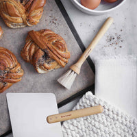 Iris Hantverk(イリス・ハントバーク)は、スウェーデン・エンシェーデの工房を拠点に、視覚障がいを持つ職人たちが伝統的な技法でブラシを手作りしているブランドです。現在は17名のスタッフのうち6名が視覚障がい者であり、さらにエストニアの職人とも協力しています。ブラシはストックホルムの直営店やオンラインショップ、スウェーデン国内外の卸先を通じて販売されています。1950年代から続く視覚障がい者の支援制度が2012年に打ち切られたことをきっかけに、長年会社に携わっていたリチャード・スパレンホークとサラ・エードヘルが経営を引き継ぎました。手作業で作られる天然素材のブラシは、高品質で温もりある使い心地が魅力です。Iris Hantverkは、「機能性と美しいデザイン、伝統技術と天然素材が融合した製品を通じて、ブラシ製造の職人技を次世代に継承すること」をビジョンに掲げています。