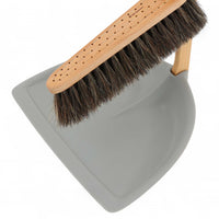 Iris Hantverk(イリス・ハントバーク)は、スウェーデン・エンシェーデの工房を拠点に、視覚障がいを持つ職人たちが伝統的な技法でブラシを手作りしているブランドです。現在は17名のスタッフのうち6名が視覚障がい者であり、さらにエストニアの職人とも協力しています。ブラシはストックホルムの直営店やオンラインショップ、スウェーデン国内外の卸先を通じて販売されています。1950年代から続く視覚障がい者の支援制度が2012年に打ち切られたことをきっかけに、長年会社に携わっていたリチャード・スパレンホークとサラ・エードヘルが経営を引き継ぎました。手作業で作られる天然素材のブラシは、高品質で温もりある使い心地が魅力です。Iris Hantverkは、「機能性と美しいデザイン、伝統技術と天然素材が融合した製品を通じて、ブラシ製造の職人技を次世代に継承すること」をビジョンに掲げています。