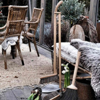 Iris Hantverk(イリス・ハントバーク)は、スウェーデン・エンシェーデの工房を拠点に、視覚障がいを持つ職人たちが伝統的な技法でブラシを手作りしているブランドです。現在は17名のスタッフのうち6名が視覚障がい者であり、さらにエストニアの職人とも協力しています。ブラシはストックホルムの直営店やオンラインショップ、スウェーデン国内外の卸先を通じて販売されています。1950年代から続く視覚障がい者の支援制度が2012年に打ち切られたことをきっかけに、長年会社に携わっていたリチャード・スパレンホークとサラ・エードヘルが経営を引き継ぎました。手作業で作られる天然素材のブラシは、高品質で温もりある使い心地が魅力です。Iris Hantverkは、「機能性と美しいデザイン、伝統技術と天然素材が融合した製品を通じて、ブラシ製造の職人技を次世代に継承すること」をビジョンに掲げています。