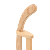 Iris Hantverk(イリス・ハントバーク)は、スウェーデン・エンシェーデの工房を拠点に、視覚障がいを持つ職人たちが伝統的な技法でブラシを手作りしているブランドです。現在は17名のスタッフのうち6名が視覚障がい者であり、さらにエストニアの職人とも協力しています。ブラシはストックホルムの直営店やオンラインショップ、スウェーデン国内外の卸先を通じて販売されています。1950年代から続く視覚障がい者の支援制度が2012年に打ち切られたことをきっかけに、長年会社に携わっていたリチャード・スパレンホークとサラ・エードヘルが経営を引き継ぎました。手作業で作られる天然素材のブラシは、高品質で温もりある使い心地が魅力です。Iris Hantverkは、「機能性と美しいデザイン、伝統技術と天然素材が融合した製品を通じて、ブラシ製造の職人技を次世代に継承すること」をビジョンに掲げています。