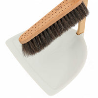 Iris Hantverk(イリス・ハントバーク)は、スウェーデン・エンシェーデの工房を拠点に、視覚障がいを持つ職人たちが伝統的な技法でブラシを手作りしているブランドです。現在は17名のスタッフのうち6名が視覚障がい者であり、さらにエストニアの職人とも協力しています。ブラシはストックホルムの直営店やオンラインショップ、スウェーデン国内外の卸先を通じて販売されています。1950年代から続く視覚障がい者の支援制度が2012年に打ち切られたことをきっかけに、長年会社に携わっていたリチャード・スパレンホークとサラ・エードヘルが経営を引き継ぎました。手作業で作られる天然素材のブラシは、高品質で温もりある使い心地が魅力です。Iris Hantverkは、「機能性と美しいデザイン、伝統技術と天然素材が融合した製品を通じて、ブラシ製造の職人技を次世代に継承すること」をビジョンに掲げています。