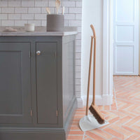 Iris Hantverk(イリス・ハントバーク)は、スウェーデン・エンシェーデの工房を拠点に、視覚障がいを持つ職人たちが伝統的な技法でブラシを手作りしているブランドです。現在は17名のスタッフのうち6名が視覚障がい者であり、さらにエストニアの職人とも協力しています。ブラシはストックホルムの直営店やオンラインショップ、スウェーデン国内外の卸先を通じて販売されています。1950年代から続く視覚障がい者の支援制度が2012年に打ち切られたことをきっかけに、長年会社に携わっていたリチャード・スパレンホークとサラ・エードヘルが経営を引き継ぎました。手作業で作られる天然素材のブラシは、高品質で温もりある使い心地が魅力です。Iris Hantverkは、「機能性と美しいデザイン、伝統技術と天然素材が融合した製品を通じて、ブラシ製造の職人技を次世代に継承すること」をビジョンに掲げています。