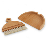 Iris Hantverk(イリス・ハントバーク)は、スウェーデン・エンシェーデの工房を拠点に、視覚障がいを持つ職人たちが伝統的な技法でブラシを手作りしているブランドです。現在は17名のスタッフのうち6名が視覚障がい者であり、さらにエストニアの職人とも協力しています。ブラシはストックホルムの直営店やオンラインショップ、スウェーデン国内外の卸先を通じて販売されています。1950年代から続く視覚障がい者の支援制度が2012年に打ち切られたことをきっかけに、長年会社に携わっていたリチャード・スパレンホークとサラ・エードヘルが経営を引き継ぎました。手作業で作られる天然素材のブラシは、高品質で温もりある使い心地が魅力です。Iris Hantverkは、「機能性と美しいデザイン、伝統技術と天然素材が融合した製品を通じて、ブラシ製造の職人技を次世代に継承すること」をビジョンに掲げています。