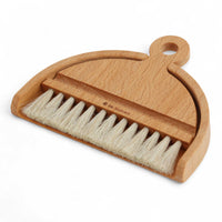 Iris Hantverk(イリス・ハントバーク)は、スウェーデン・エンシェーデの工房を拠点に、視覚障がいを持つ職人たちが伝統的な技法でブラシを手作りしているブランドです。現在は17名のスタッフのうち6名が視覚障がい者であり、さらにエストニアの職人とも協力しています。ブラシはストックホルムの直営店やオンラインショップ、スウェーデン国内外の卸先を通じて販売されています。1950年代から続く視覚障がい者の支援制度が2012年に打ち切られたことをきっかけに、長年会社に携わっていたリチャード・スパレンホークとサラ・エードヘルが経営を引き継ぎました。手作業で作られる天然素材のブラシは、高品質で温もりある使い心地が魅力です。Iris Hantverkは、「機能性と美しいデザイン、伝統技術と天然素材が融合した製品を通じて、ブラシ製造の職人技を次世代に継承すること」をビジョンに掲げています。