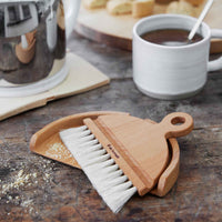 Iris Hantverk(イリス・ハントバーク)は、スウェーデン・エンシェーデの工房を拠点に、視覚障がいを持つ職人たちが伝統的な技法でブラシを手作りしているブランドです。現在は17名のスタッフのうち6名が視覚障がい者であり、さらにエストニアの職人とも協力しています。ブラシはストックホルムの直営店やオンラインショップ、スウェーデン国内外の卸先を通じて販売されています。1950年代から続く視覚障がい者の支援制度が2012年に打ち切られたことをきっかけに、長年会社に携わっていたリチャード・スパレンホークとサラ・エードヘルが経営を引き継ぎました。手作業で作られる天然素材のブラシは、高品質で温もりある使い心地が魅力です。Iris Hantverkは、「機能性と美しいデザイン、伝統技術と天然素材が融合した製品を通じて、ブラシ製造の職人技を次世代に継承すること」をビジョンに掲げています。