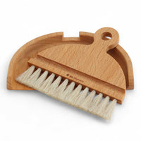 Iris Hantverk(イリス・ハントバーク)は、スウェーデン・エンシェーデの工房を拠点に、視覚障がいを持つ職人たちが伝統的な技法でブラシを手作りしているブランドです。現在は17名のスタッフのうち6名が視覚障がい者であり、さらにエストニアの職人とも協力しています。ブラシはストックホルムの直営店やオンラインショップ、スウェーデン国内外の卸先を通じて販売されています。1950年代から続く視覚障がい者の支援制度が2012年に打ち切られたことをきっかけに、長年会社に携わっていたリチャード・スパレンホークとサラ・エードヘルが経営を引き継ぎました。手作業で作られる天然素材のブラシは、高品質で温もりある使い心地が魅力です。Iris Hantverkは、「機能性と美しいデザイン、伝統技術と天然素材が融合した製品を通じて、ブラシ製造の職人技を次世代に継承すること」をビジョンに掲げています。