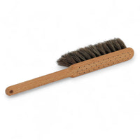 Iris Hantverk(イリス・ハントバーク)は、スウェーデン・エンシェーデの工房を拠点に、視覚障がいを持つ職人たちが伝統的な技法でブラシを手作りしているブランドです。現在は17名のスタッフのうち6名が視覚障がい者であり、さらにエストニアの職人とも協力しています。ブラシはストックホルムの直営店やオンラインショップ、スウェーデン国内外の卸先を通じて販売されています。1950年代から続く視覚障がい者の支援制度が2012年に打ち切られたことをきっかけに、長年会社に携わっていたリチャード・スパレンホークとサラ・エードヘルが経営を引き継ぎました。手作業で作られる天然素材のブラシは、高品質で温もりある使い心地が魅力です。Iris Hantverkは、「機能性と美しいデザイン、伝統技術と天然素材が融合した製品を通じて、ブラシ製造の職人技を次世代に継承すること」をビジョンに掲げています。