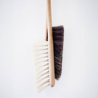 Iris Hantverk(イリス・ハントバーク)は、スウェーデン・エンシェーデの工房を拠点に、視覚障がいを持つ職人たちが伝統的な技法でブラシを手作りしているブランドです。現在は17名のスタッフのうち6名が視覚障がい者であり、さらにエストニアの職人とも協力しています。ブラシはストックホルムの直営店やオンラインショップ、スウェーデン国内外の卸先を通じて販売されています。1950年代から続く視覚障がい者の支援制度が2012年に打ち切られたことをきっかけに、長年会社に携わっていたリチャード・スパレンホークとサラ・エードヘルが経営を引き継ぎました。手作業で作られる天然素材のブラシは、高品質で温もりある使い心地が魅力です。Iris Hantverkは、「機能性と美しいデザイン、伝統技術と天然素材が融合した製品を通じて、ブラシ製造の職人技を次世代に継承すること」をビジョンに掲げています。