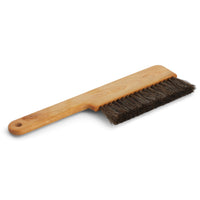 Iris Hantverk(イリス・ハントバーク)は、スウェーデン・エンシェーデの工房を拠点に、視覚障がいを持つ職人たちが伝統的な技法でブラシを手作りしているブランドです。現在は17名のスタッフのうち6名が視覚障がい者であり、さらにエストニアの職人とも協力しています。ブラシはストックホルムの直営店やオンラインショップ、スウェーデン国内外の卸先を通じて販売されています。1950年代から続く視覚障がい者の支援制度が2012年に打ち切られたことをきっかけに、長年会社に携わっていたリチャード・スパレンホークとサラ・エードヘルが経営を引き継ぎました。手作業で作られる天然素材のブラシは、高品質で温もりある使い心地が魅力です。Iris Hantverkは、「機能性と美しいデザイン、伝統技術と天然素材が融合した製品を通じて、ブラシ製造の職人技を次世代に継承すること」をビジョンに掲げています。